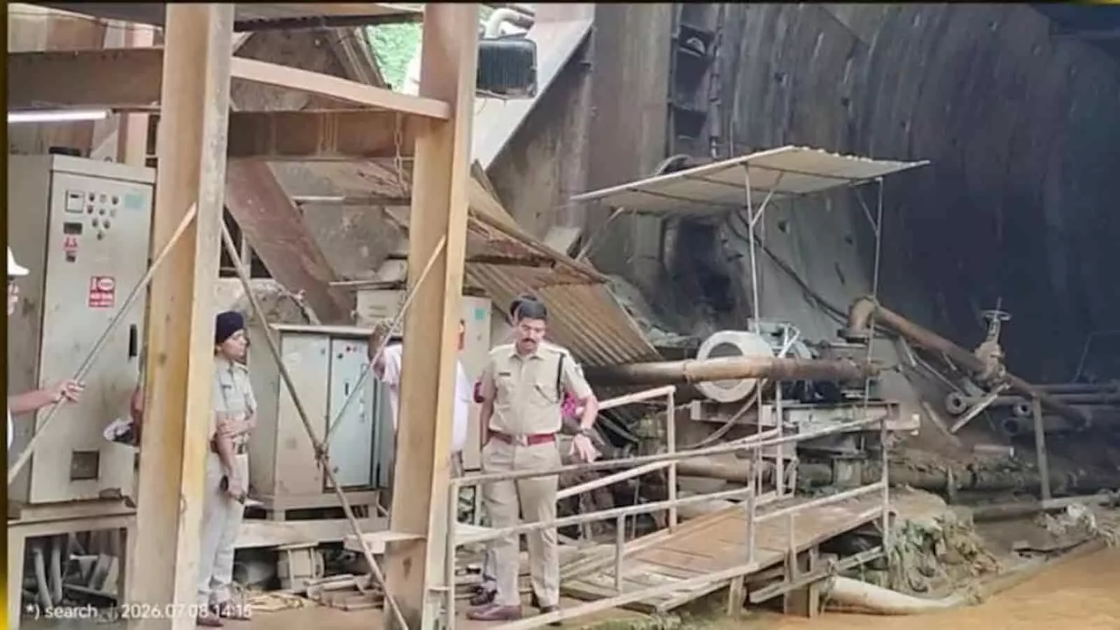 तस्वीर में पुलिस अधीक्षक और पुलिसकर्मी टनल निर्माण स्थल पर निरीक्षण करते दिख रहे हैं। तस्वीर में पुलिस अधीक्षक और पुलिसकर्मी टनल निर्माण स्थल पर निरीक्षण करते दिख रहे हैं।