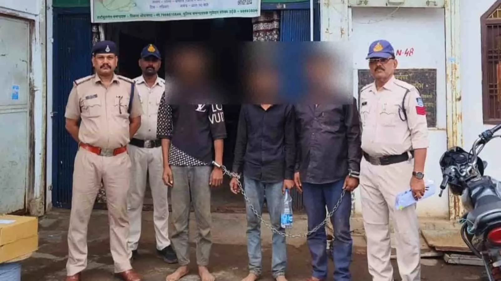 तस्वीर में थाना परिसर के बाहर पुलिसकर्मियों के साथ हिरासत में खड़े चार व्यक्ति दिखाई दे रहे हैं। तस्वीर में थाना परिसर के बाहर पुलिसकर्मियों के साथ हिरासत में खड़े चार व्यक्ति दिखाई दे रहे हैं।