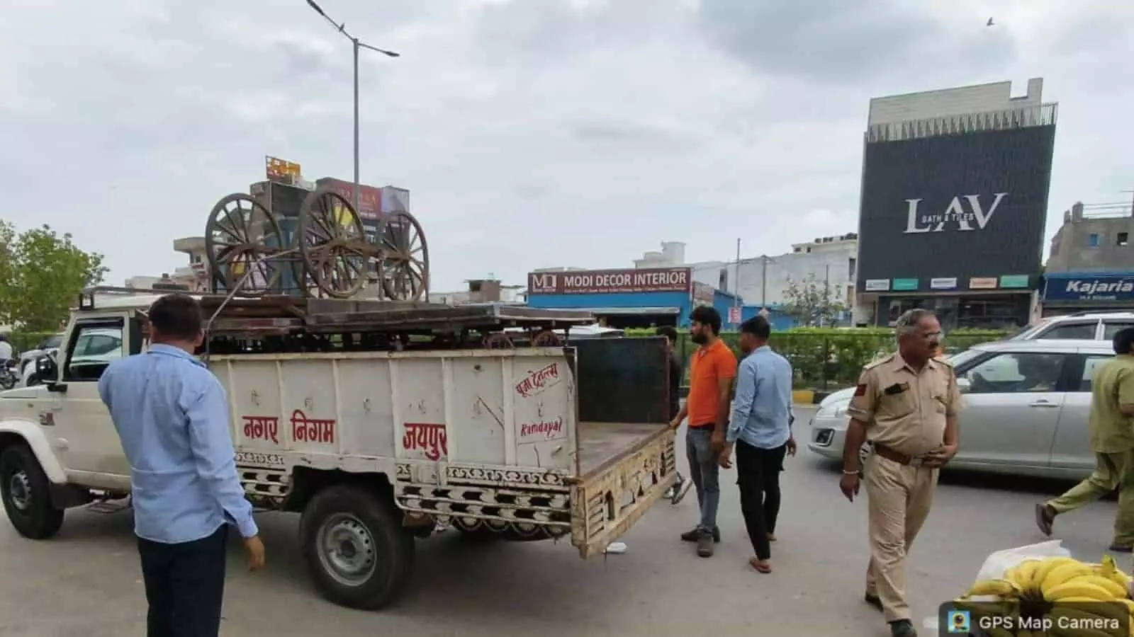 जयपुर में अतिक्रमण रोधी अभियान के दौरान सामान को ट्रक में लोड करते कर्मचारी और पुलिसकर्मी।