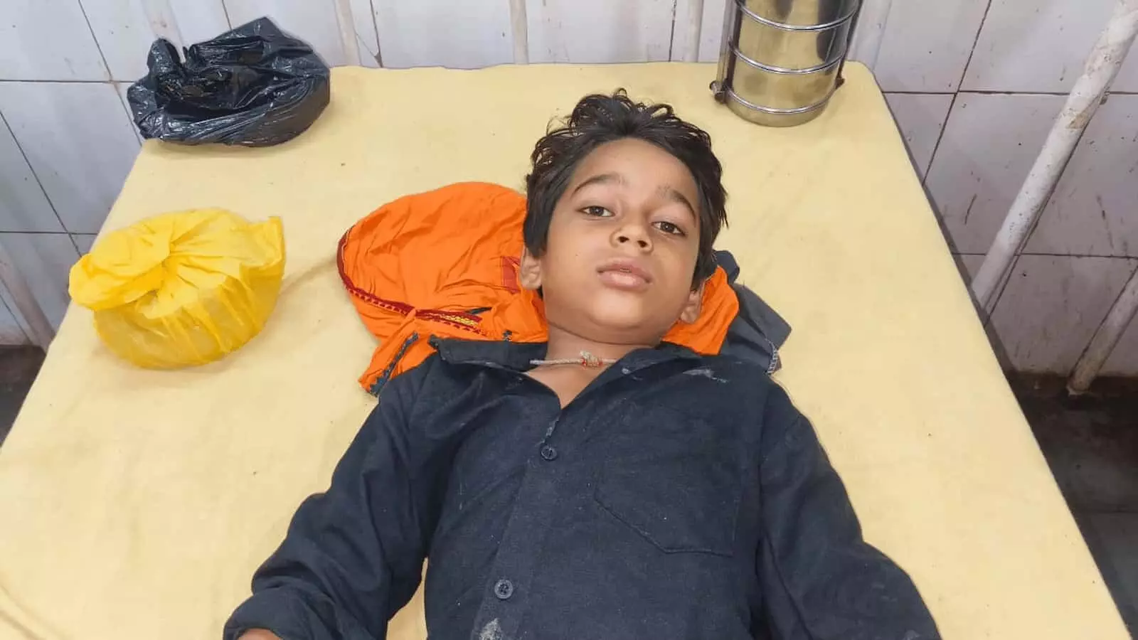 तस्वीर में अस्पताल के बिस्तर पर उपचार के दौरान लेटा बालक बयाना उपजिला अस्पताल में दिख रहा है। तस्वीर में अस्पताल के बिस्तर पर उपचार के दौरान लेटा बालक बयाना उपजिला अस्पताल में दिख रहा है।