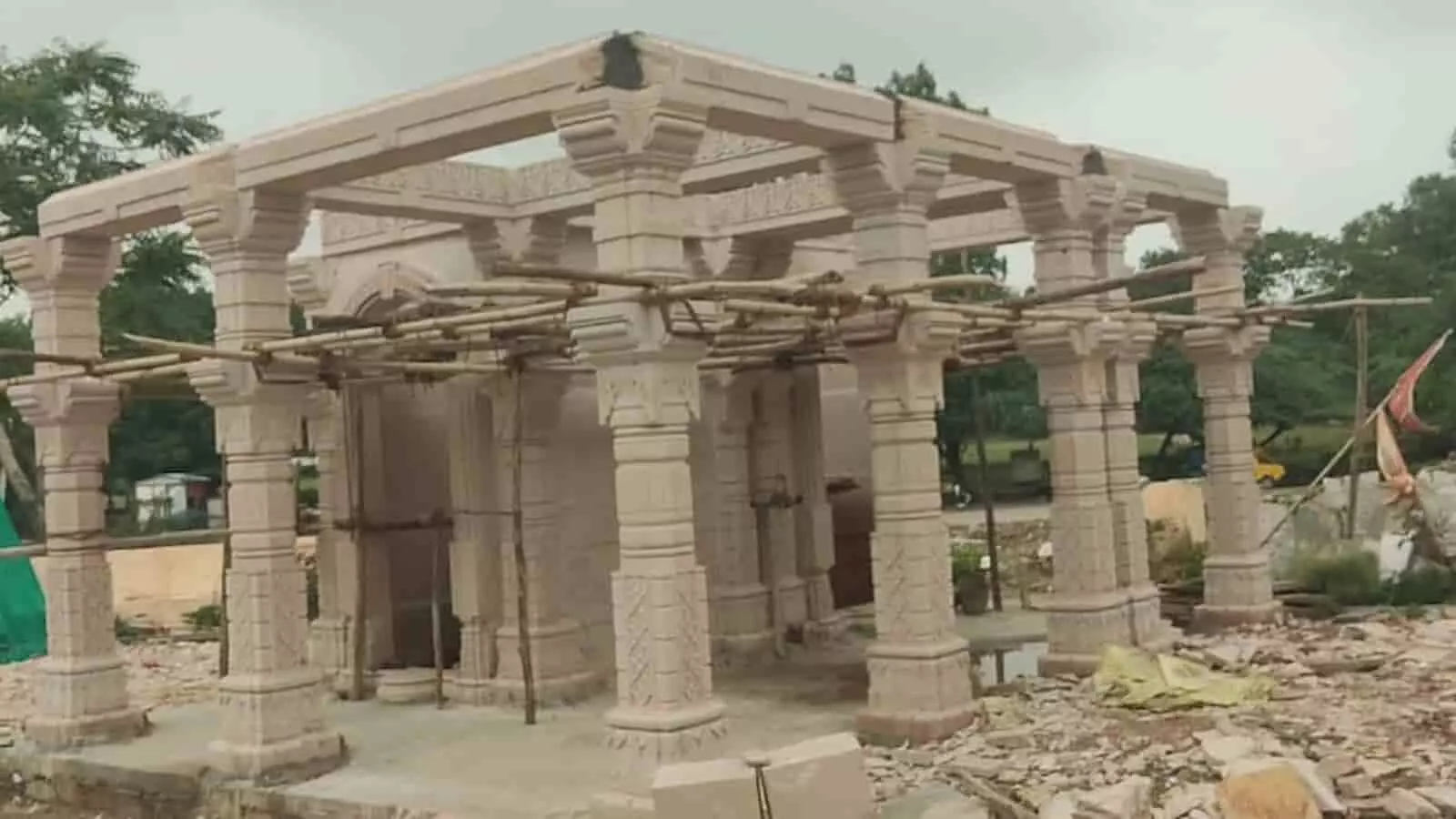 तस्वीर में निर्माणाधीन प्राचीन महादेव मंदिर के पत्थरों से बने नक्काशीदार स्तंभ और ढांचा दिख रहा है। तस्वीर में निर्माणाधीन प्राचीन महादेव मंदिर के पत्थरों से बने नक्काशीदार स्तंभ और ढांचा दिख रहा है।