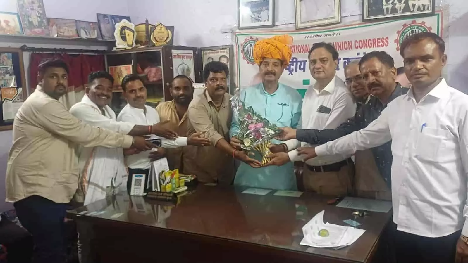 तस्वीर में भीलवाड़ा इंटक के पदाधिकारी प्रदेशाध्यक्ष जगदीशराज श्रीमाली को गुलदस्ता भेंट कर सम्मानित करते हुए। तस्वीर में भीलवाड़ा इंटक के पदाधिकारी प्रदेशाध्यक्ष जगदीशराज श्रीमाली को गुलदस्ता भेंट कर सम्मानित करते हुए।