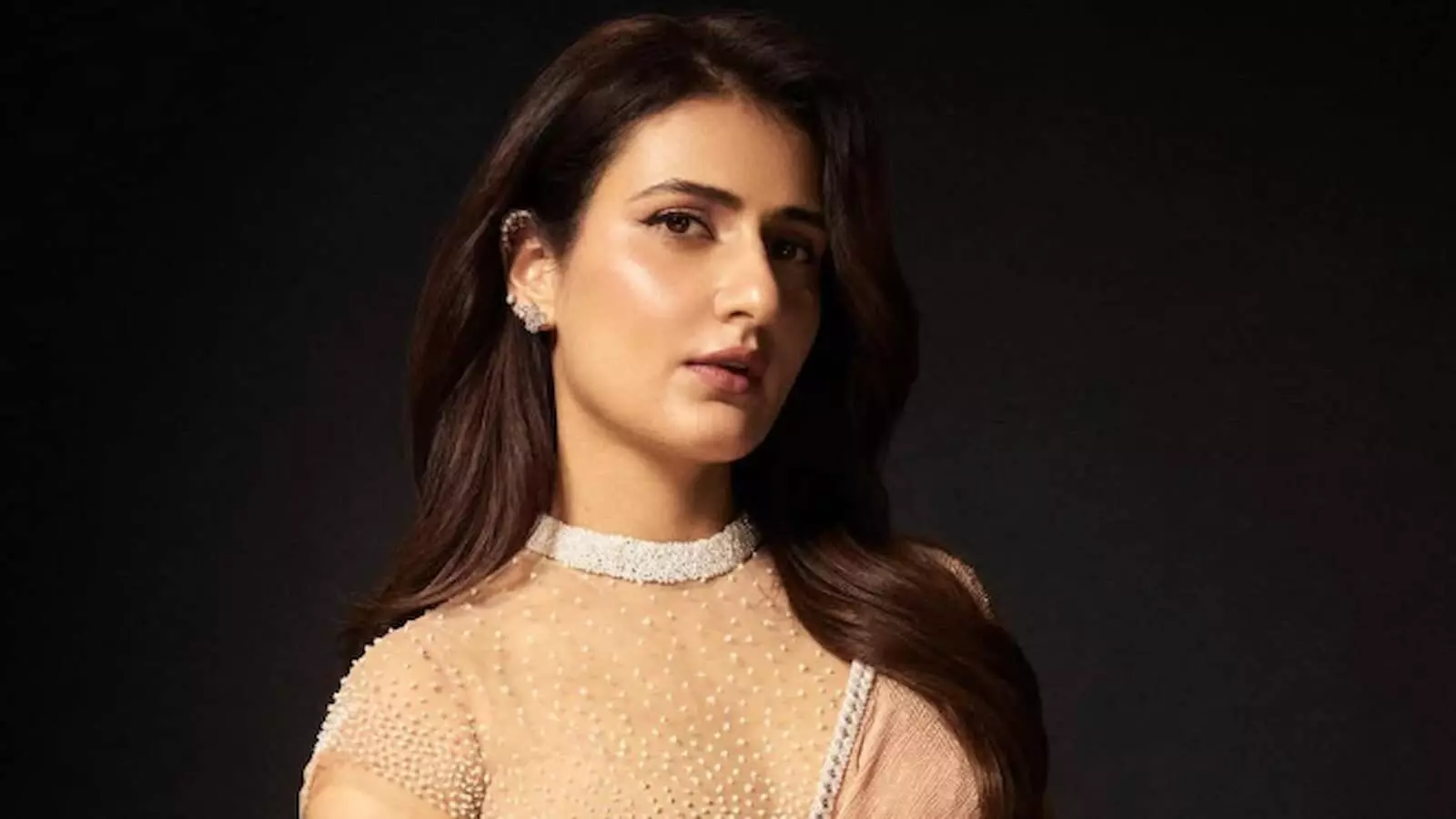 अभिनेत्री फातिमा सना शेख काले बैकग्राउंड के सामने कैमरे की ओर देख रही हैं। अभिनेत्री फातिमा सना शेख काले बैकग्राउंड के सामने कैमरे की ओर देख रही हैं।