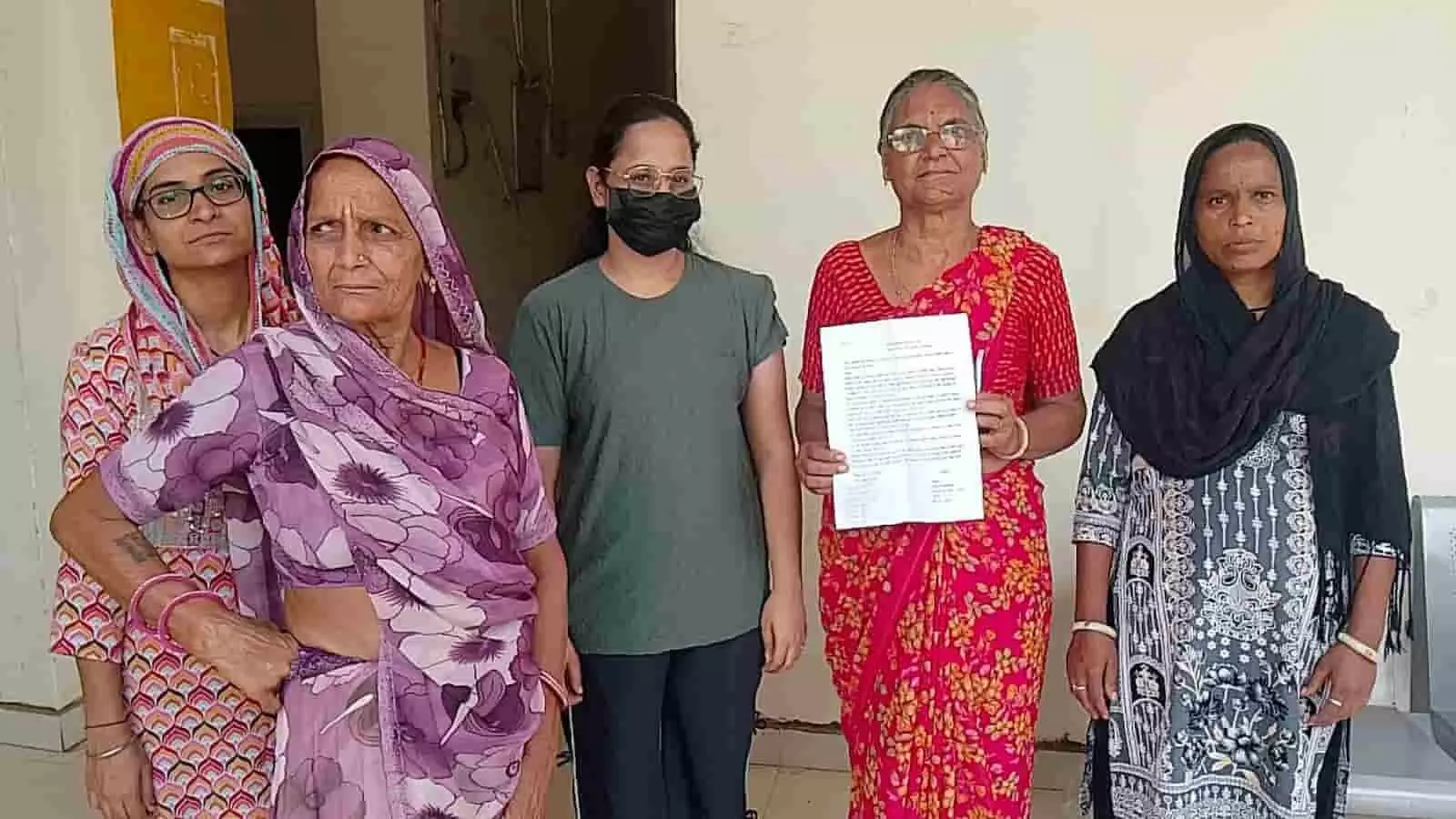 कलेक्ट्रेट परिसर में हाथ में ज्ञापन का कागज लेकर खड़ीं महिलाएं। कलेक्ट्रेट परिसर में हाथ में ज्ञापन का कागज लेकर खड़ीं महिलाएं।