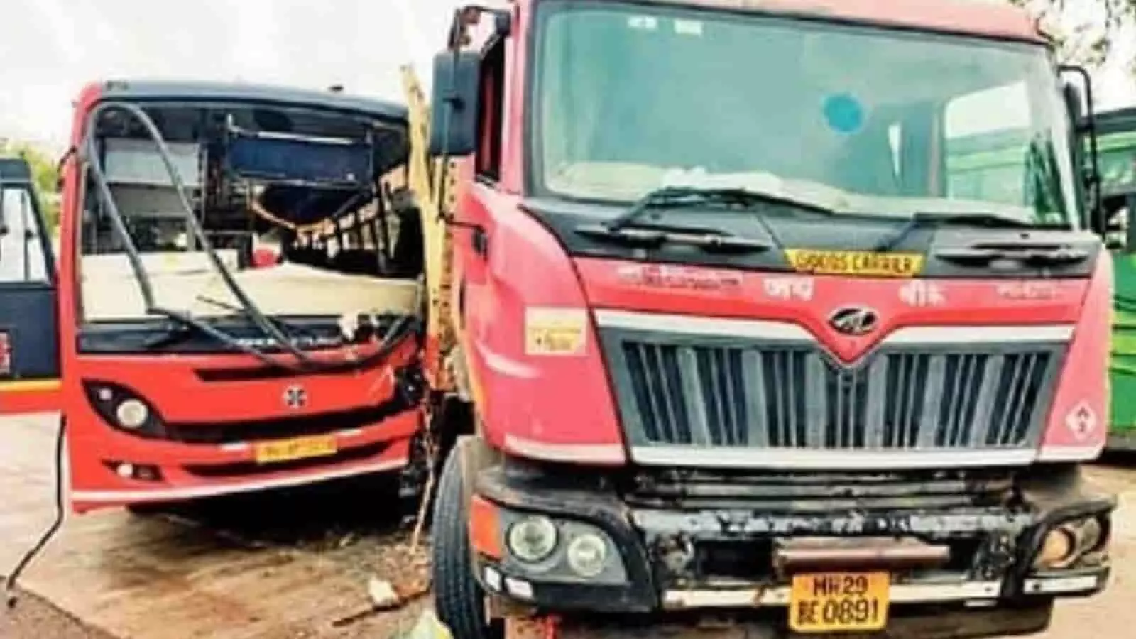 तस्वीर में सड़क हादसे के बाद आपस में टकराए हुए ट्रक और क्षतिग्रस्त एसटी बस का अगला हिस्सा दिख रहा है। तस्वीर में सड़क हादसे के बाद आपस में टकराए हुए ट्रक और क्षतिग्रस्त एसटी बस का अगला हिस्सा दिख रहा है।