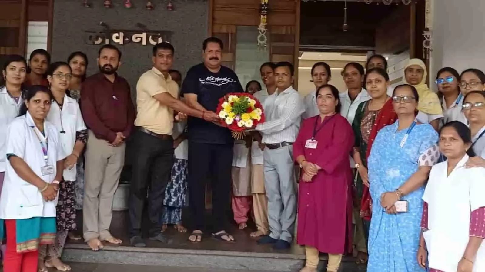 तस्वीर में राज्य आरोग्य कर्मचारी संघटना के पदाधिकारी पूर्व सांसद को गुलदस्ता देकर सम्मानित कर रहे हैं। तस्वीर में राज्य आरोग्य कर्मचारी संघटना के पदाधिकारी पूर्व सांसद को गुलदस्ता देकर सम्मानित कर रहे हैं।