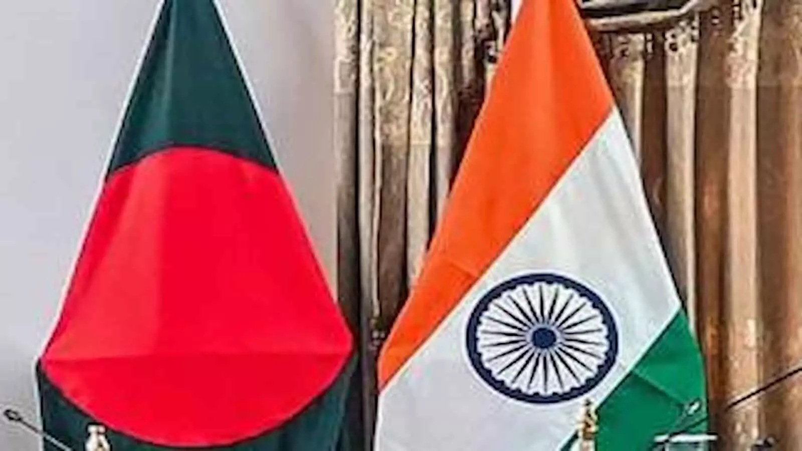 एक साथ रखे हुए भारत और बांग्लादेश के राष्ट्रीय ध्वज तस्वीर में दिख रहे हैं। एक साथ रखे हुए भारत और बांग्लादेश के राष्ट्रीय ध्वज तस्वीर में दिख रहे हैं।