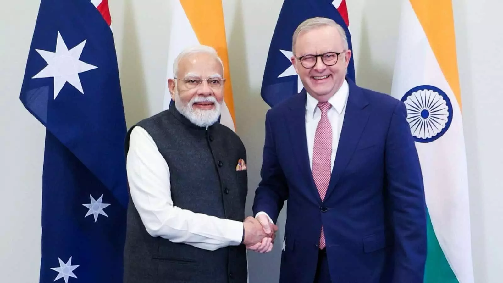 भारत के प्रधानमंत्री नरेंद्र मोदी और ऑस्ट्रेलिया के प्रधानमंत्री एंथनी अल्बानीज हाथ मिलाते हुए। भारत के प्रधानमंत्री नरेंद्र मोदी और ऑस्ट्रेलिया के प्रधानमंत्री एंथनी अल्बानीज हाथ मिलाते हुए।