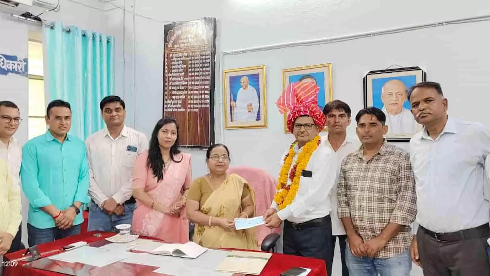कार्यालय में मुख्य जिला शिक्षा अधिकारी को चेक सौंपते भामाशाह और शिक्षा विभाग के अधिकारी। कार्यालय में मुख्य जिला शिक्षा अधिकारी को चेक सौंपते भामाशाह और शिक्षा विभाग के अधिकारी।