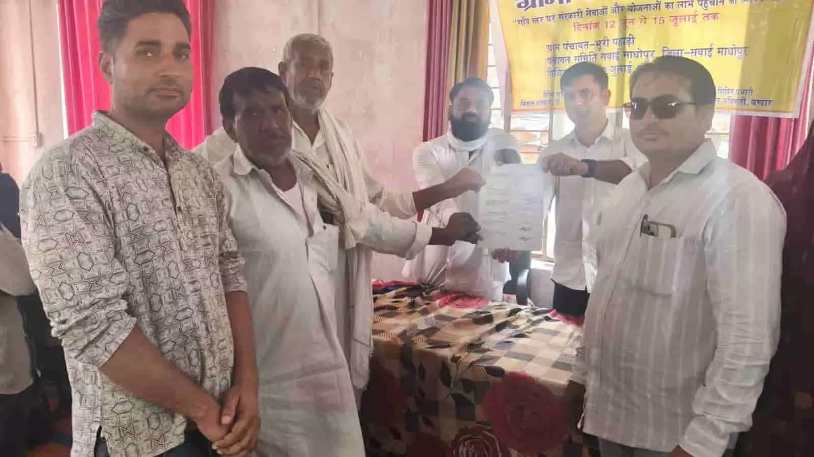 सवाई माधोपुर के ग्रामीण सेवा शिविर में जमीन विवाद के निपटारे के दौरान उपस्थित अधिकारी और ग्रामीण। सवाई माधोपुर के ग्रामीण सेवा शिविर में जमीन विवाद के निपटारे के दौरान उपस्थित अधिकारी और ग्रामीण।