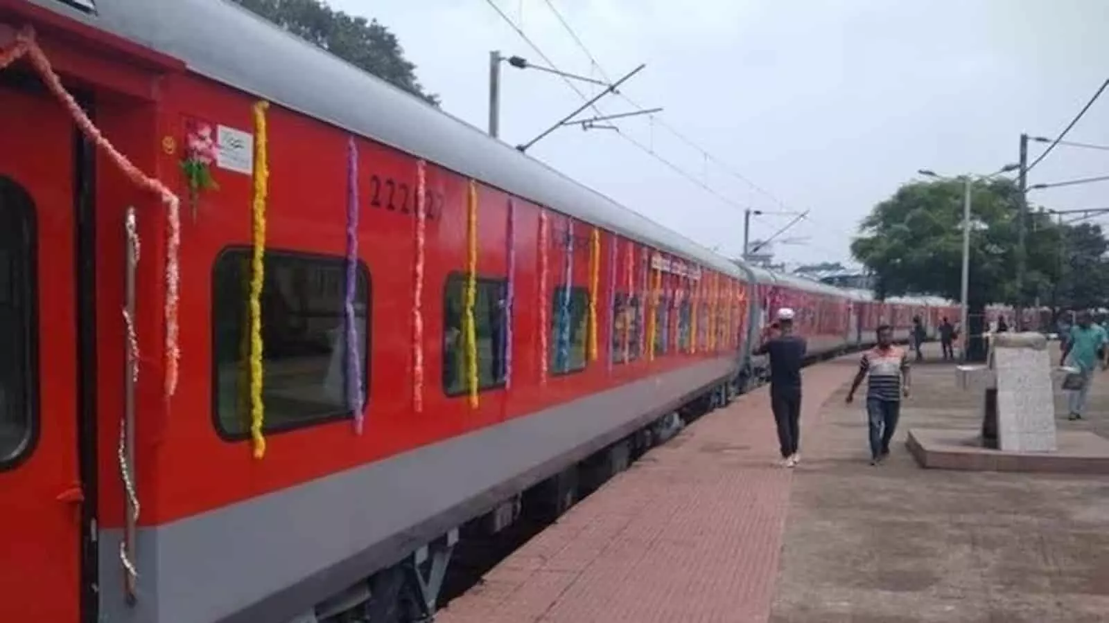 रेलवे स्टेशन के प्लेटफॉर्म पर लाल और ग्रे रंग की स्पेशल ट्रेन खड़ी है। रेलवे स्टेशन के प्लेटफॉर्म पर लाल और ग्रे रंग की स्पेशल ट्रेन खड़ी है।