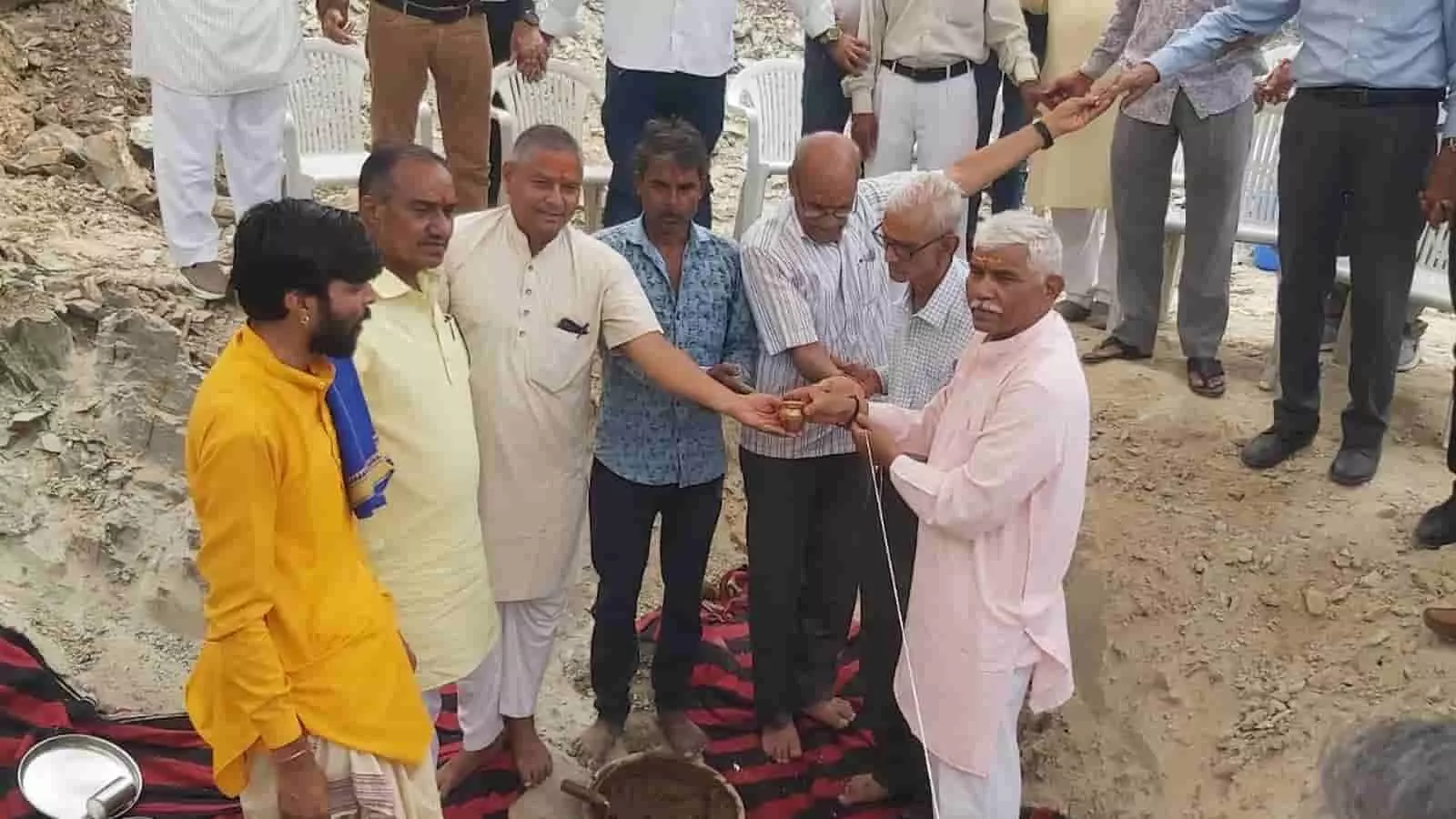 तस्वीर में उदयपुर में छात्रावास भवन निर्माण के भूमिपूजन समारोह के दौरान लोग धार्मिक अनुष्ठान करते हुए दिख रहे हैं। तस्वीर में उदयपुर में छात्रावास भवन निर्माण के भूमिपूजन समारोह के दौरान लोग धार्मिक अनुष्ठान करते हुए दिख रहे हैं।