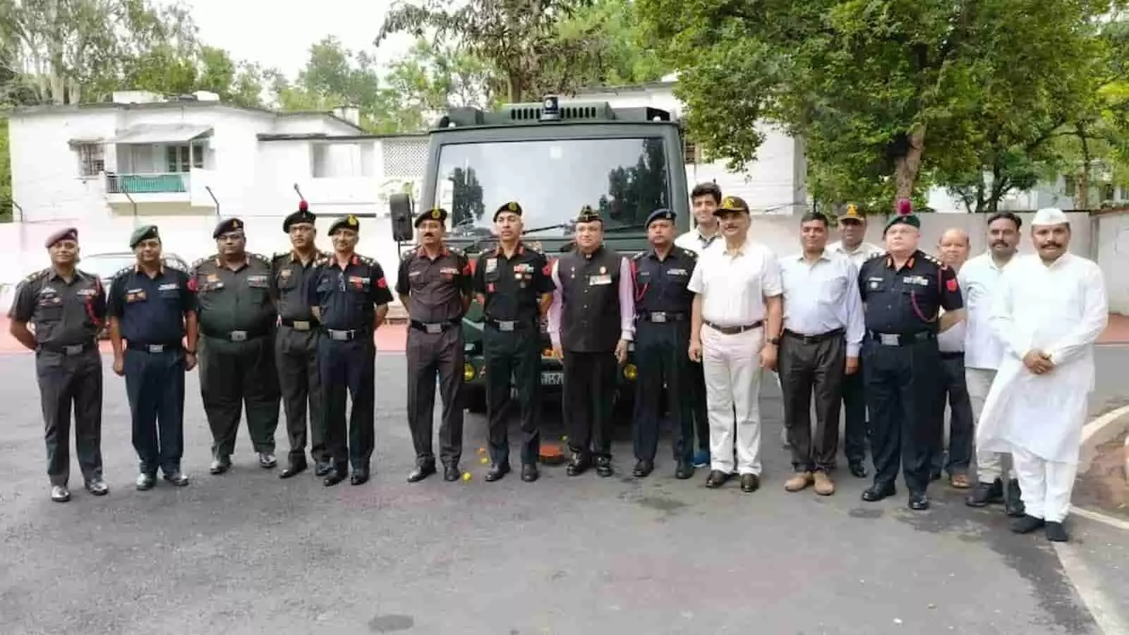 जबलपुर में सेना के अधिकारियों के साथ मेडिकल मोबाइल यूनिट की तस्वीर दिख रही है। जबलपुर में सेना के अधिकारियों के साथ मेडिकल मोबाइल यूनिट की तस्वीर दिख रही है।