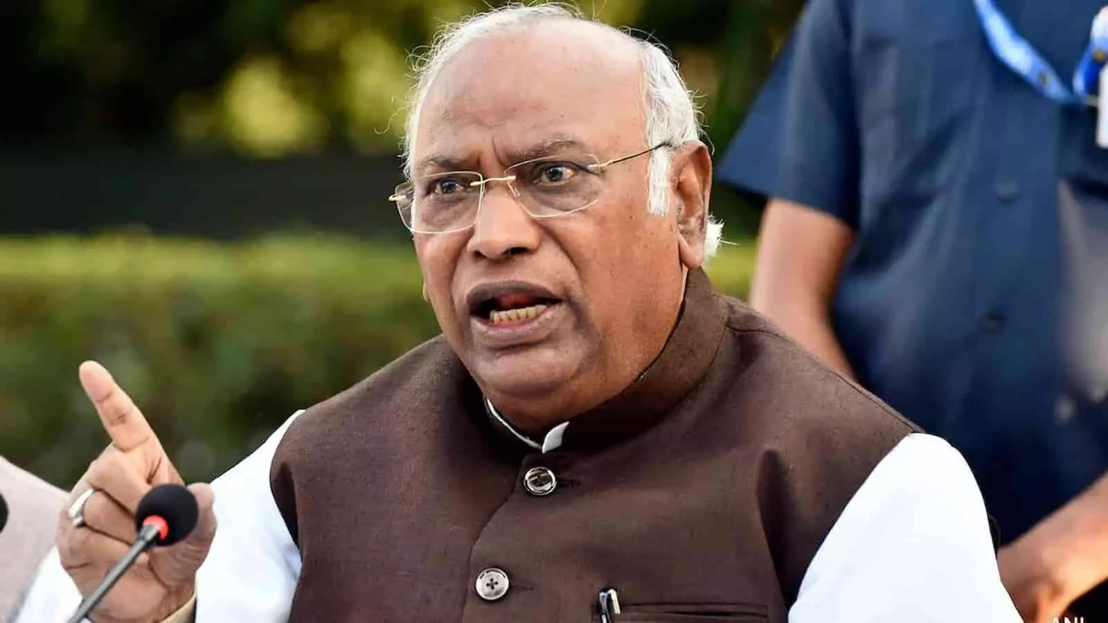 कांग्रेस अध्यक्ष मल्लिकार्जुन खड़गे चश्मा पहने हुए मीडिया के सामने बोल रहे हैं। कांग्रेस अध्यक्ष मल्लिकार्जुन खड़गे चश्मा पहने हुए मीडिया के सामने बोल रहे हैं।