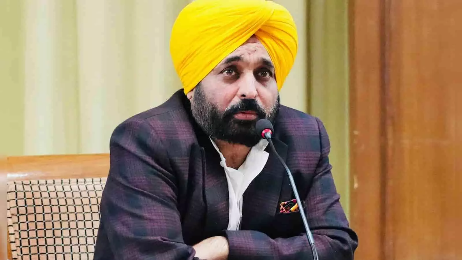पंजाब के मुख्यमंत्री भगवंत मान एक आधिकारिक कार्यक्रम में बैठे हुए दिख रहे हैं। पंजाब के मुख्यमंत्री भगवंत मान एक आधिकारिक कार्यक्रम में बैठे हुए दिख रहे हैं।