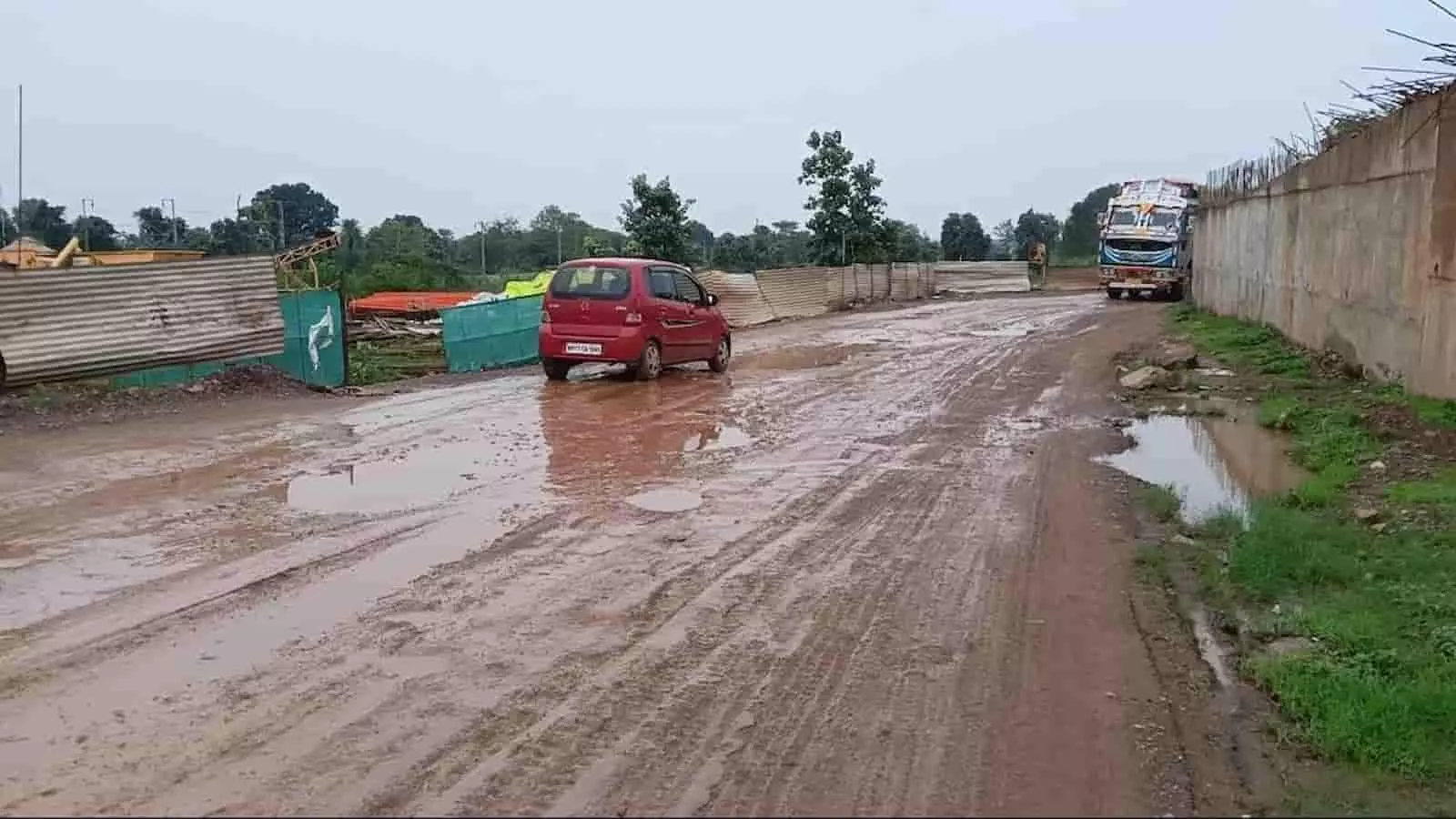 तस्वीर में कटनी-दमोह मार्ग के देवरी में कीचड़ और पानी से भरे गड्ढों वाले वैकल्पिक रास्ते पर चलती गाड़ियां दिख रही हैं। तस्वीर में कटनी-दमोह मार्ग के देवरी में कीचड़ और पानी से भरे गड्ढों वाले वैकल्पिक रास्ते पर चलती गाड़ियां दिख रही हैं।