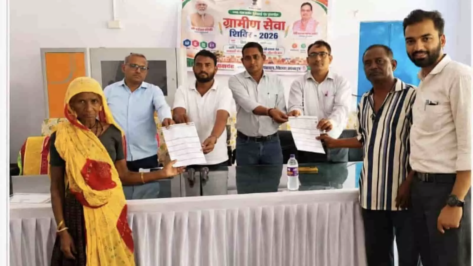 ग्रामीण सेवा शिविर में सरकारी अधिकारी दो बुजुर्ग लाभार्थियों को पेंशन प्रमाण पत्र सौंपते हुए। ग्रामीण सेवा शिविर में सरकारी अधिकारी दो बुजुर्ग लाभार्थियों को पेंशन प्रमाण पत्र सौंपते हुए।