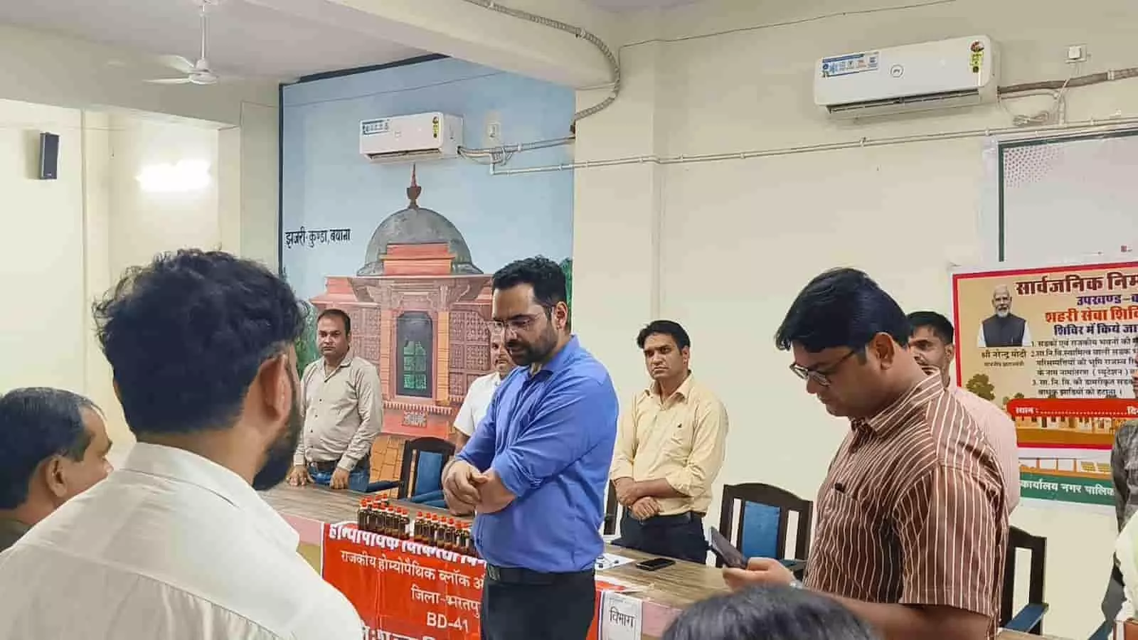 भरतपुर जिला कलेक्टर बयाना में सरकारी शहरी सेवा शिविर का निरीक्षण कर रहे हैं। भरतपुर जिला कलेक्टर बयाना में सरकारी शहरी सेवा शिविर का निरीक्षण कर रहे हैं।