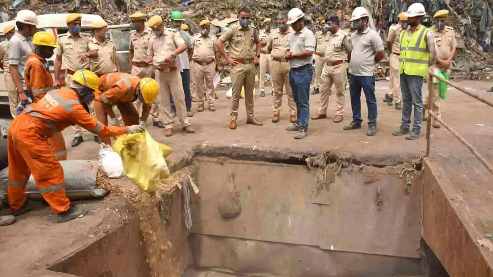 चित्तौड़गढ़ पुलिस अधिकारी निंबाहेड़ा सीमेंट कीलन में मादक पदार्थों के नष्टीकरण की प्रक्रिया का निरीक्षण करते हुए। चित्तौड़गढ़ पुलिस अधिकारी निंबाहेड़ा सीमेंट कीलन में मादक पदार्थों के नष्टीकरण की प्रक्रिया का निरीक्षण करते हुए।