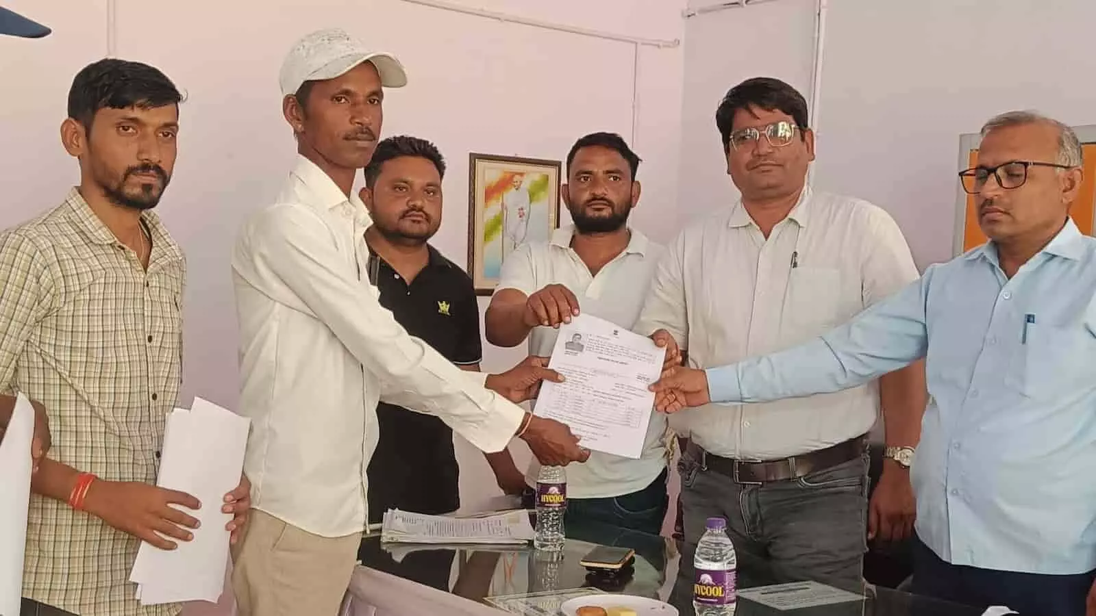 खेरवाड़ा के शिविर में अधिकारी एक ग्रामीण को दस्तावेज प्रदान करते हुए दिख रहे हैं। खेरवाड़ा के शिविर में अधिकारी एक ग्रामीण को दस्तावेज प्रदान करते हुए दिख रहे हैं।