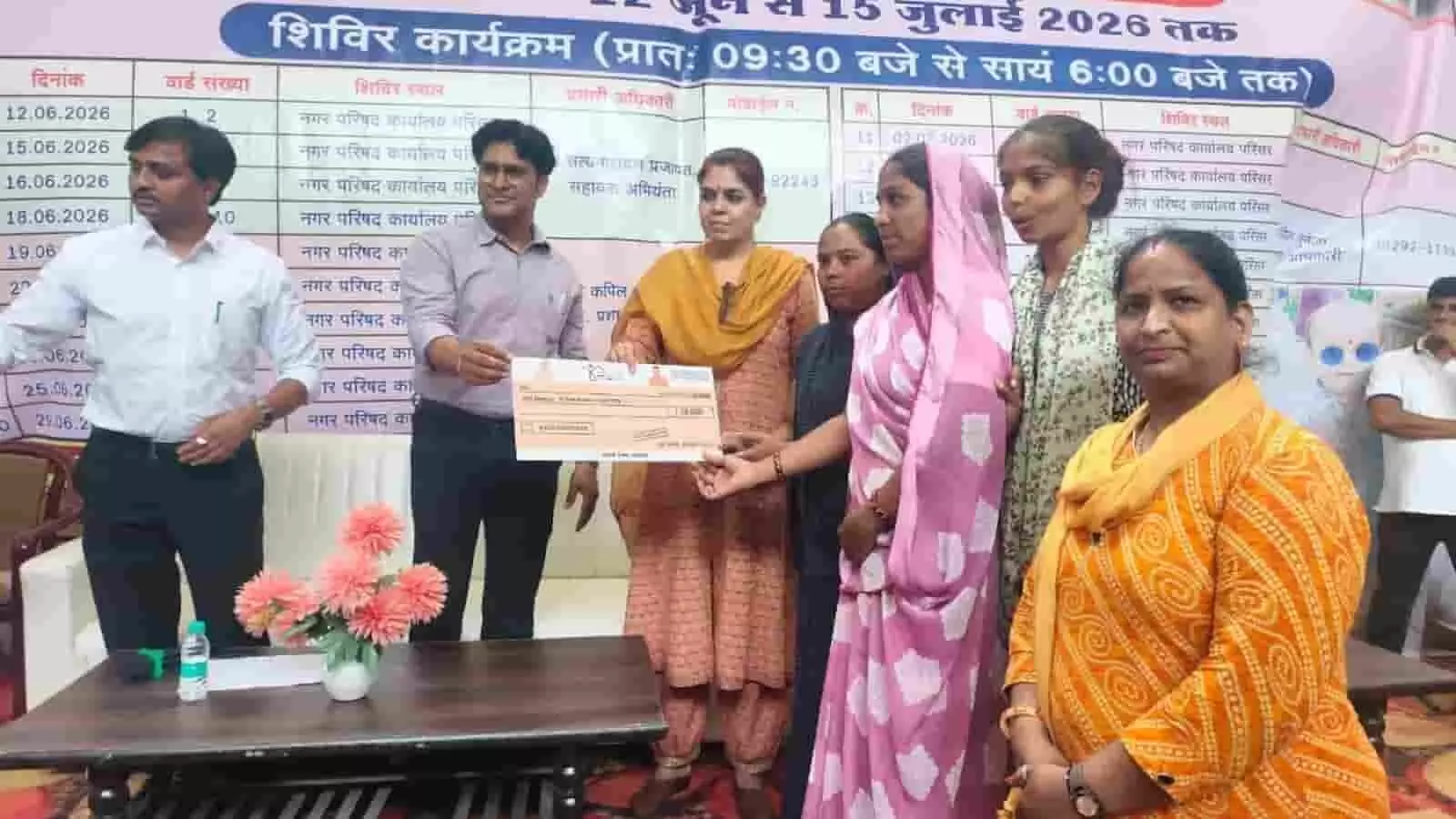सेवा शिविर में संभागीय आयुक्त प्रज्ञा केवलरमानी लाभार्थी महिला को चेक सौंपती हुईं। सेवा शिविर में संभागीय आयुक्त प्रज्ञा केवलरमानी लाभार्थी महिला को चेक सौंपती हुईं।