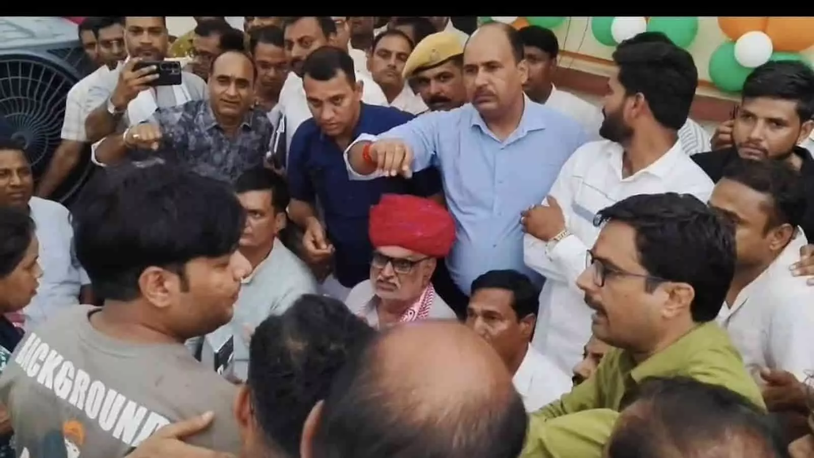 तस्वीर में मंत्री झाबर सिंह खर्रा के सामने खड़ी भीड़ और पत्रकारों के बीच हो रही बहस का दृश्य। तस्वीर में मंत्री झाबर सिंह खर्रा के सामने खड़ी भीड़ और पत्रकारों के बीच हो रही बहस का दृश्य।