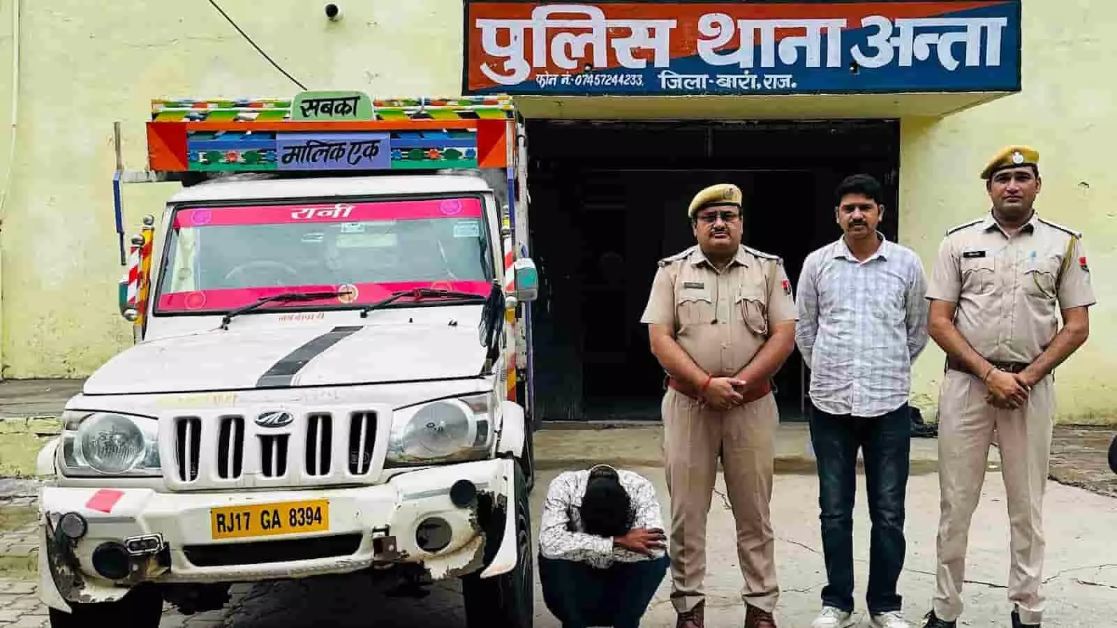 तस्वीर में पुलिस थाने के बाहर खड़े पुलिसकर्मी और नीचे बैठा आरोपी दिख रहा है। तस्वीर में पुलिस थाने के बाहर खड़े पुलिसकर्मी और नीचे बैठा आरोपी दिख रहा है।