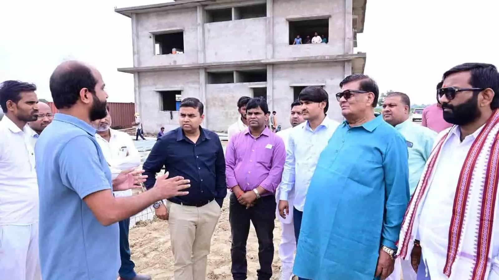 कन्नौज में निर्माणाधीन विद्युत उपकेंद्र का निरीक्षण करते हुए ऊर्जा राज्यमंत्री कैलाश सिंह राजपूत। कन्नौज में निर्माणाधीन विद्युत उपकेंद्र का निरीक्षण करते हुए ऊर्जा राज्यमंत्री कैलाश सिंह राजपूत।