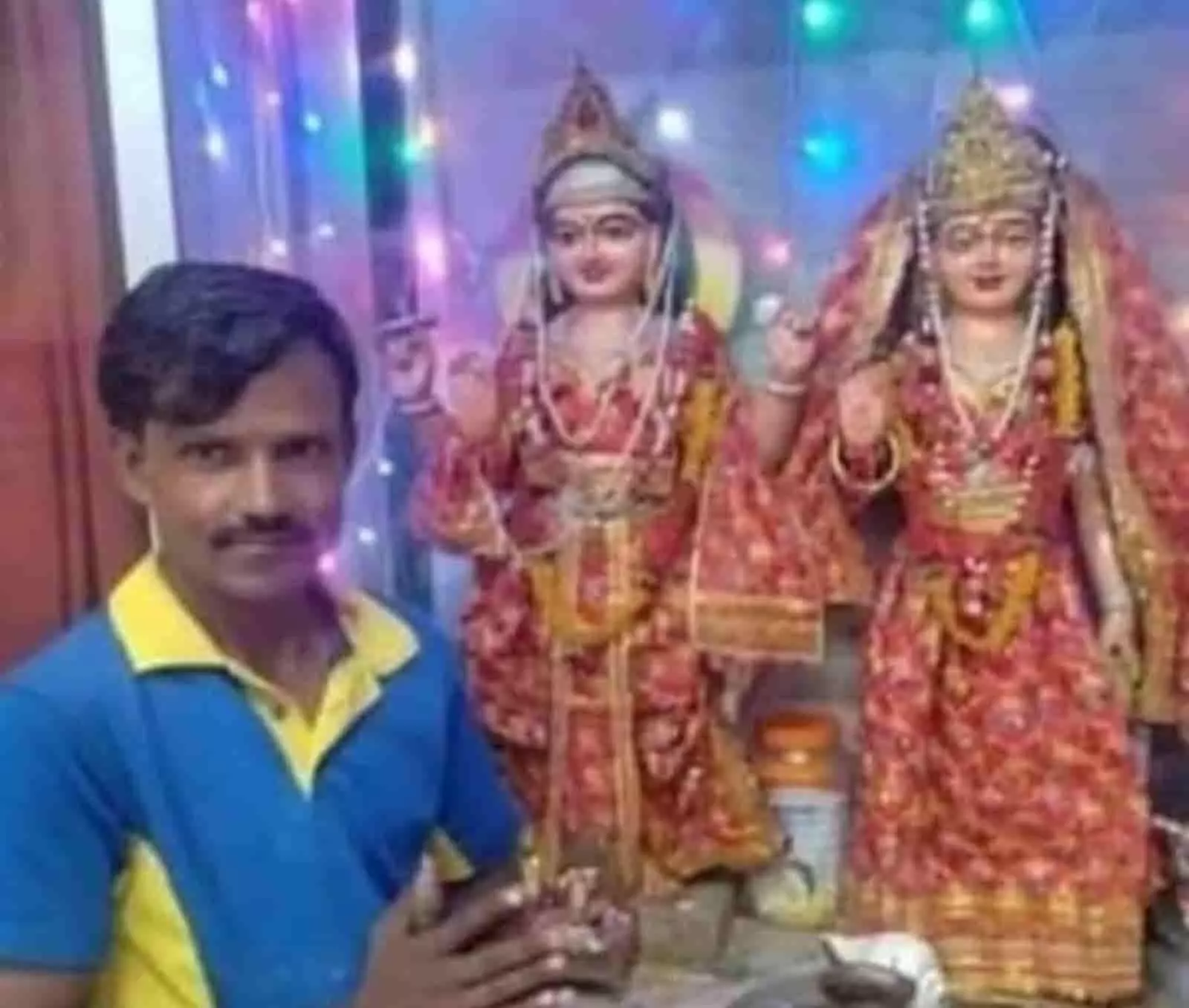 मंदिर में विष्णु और लक्ष्मी की मूर्तियों के सामने हाथ जोड़कर प्रार्थना करता एक श्रद्धालु मंदिर में विष्णु और लक्ष्मी की मूर्तियों के सामने हाथ जोड़कर प्रार्थना करता एक श्रद्धालु