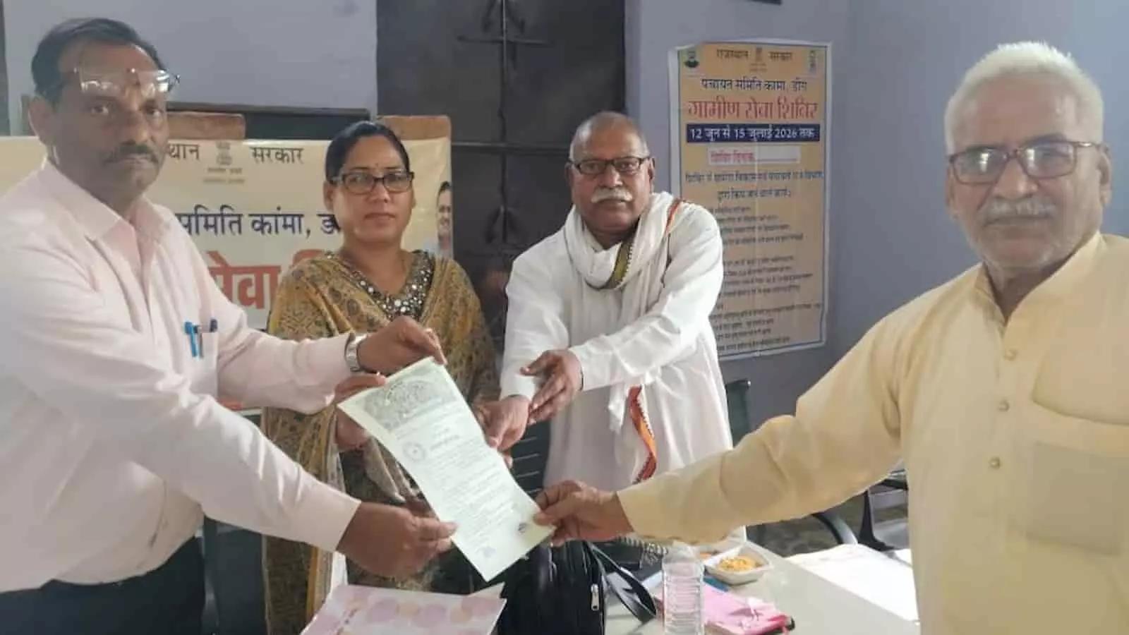 प्रशासनिक अधिकारी कामां के ग्रामीण सेवा शिविर में लाभार्थी को पट्टा सौंप रहे हैं। प्रशासनिक अधिकारी कामां के ग्रामीण सेवा शिविर में लाभार्थी को पट्टा सौंप रहे हैं।