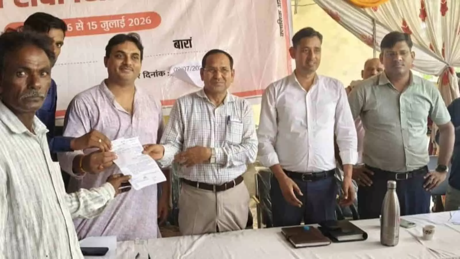 तस्वीर में बारां जिले के प्रभारी सचिव हरिमोहन मीणा अंता में आयोजित सेवा शिविर के दौरान लाभार्थी को दस्तावेज सौंपते हुए दिख रहे हैं। तस्वीर में बारां जिले के प्रभारी सचिव हरिमोहन मीणा अंता में आयोजित सेवा शिविर के दौरान लाभार्थी को दस्तावेज सौंपते हुए दिख रहे हैं।