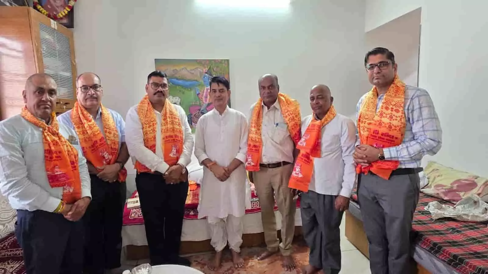 बेणेश्वर धाम में गुरु अच्युतानंद जी महाराज के साथ डूंगरपुर कलाल समाज के पदाधिकारी शिष्टाचार भेंट के दौरान। बेणेश्वर धाम में गुरु अच्युतानंद जी महाराज के साथ डूंगरपुर कलाल समाज के पदाधिकारी शिष्टाचार भेंट के दौरान।