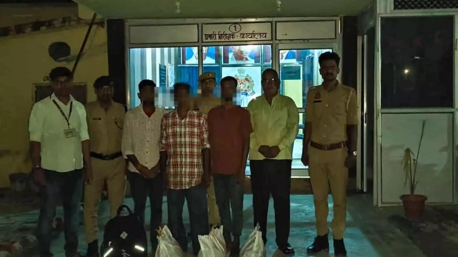 अलीनगर थाने के बाहर खड़े चार संदिग्ध और पुलिसकर्मी। अलीनगर थाने के बाहर खड़े चार संदिग्ध और पुलिसकर्मी।