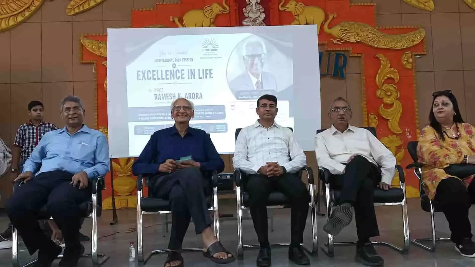 तस्वीर में केन्द्रीय विद्यालय जयपुर के मंच पर अतिथि मोटिवेशनल सेशन में बैठे हैं। तस्वीर में केन्द्रीय विद्यालय जयपुर के मंच पर अतिथि मोटिवेशनल सेशन में बैठे हैं।
