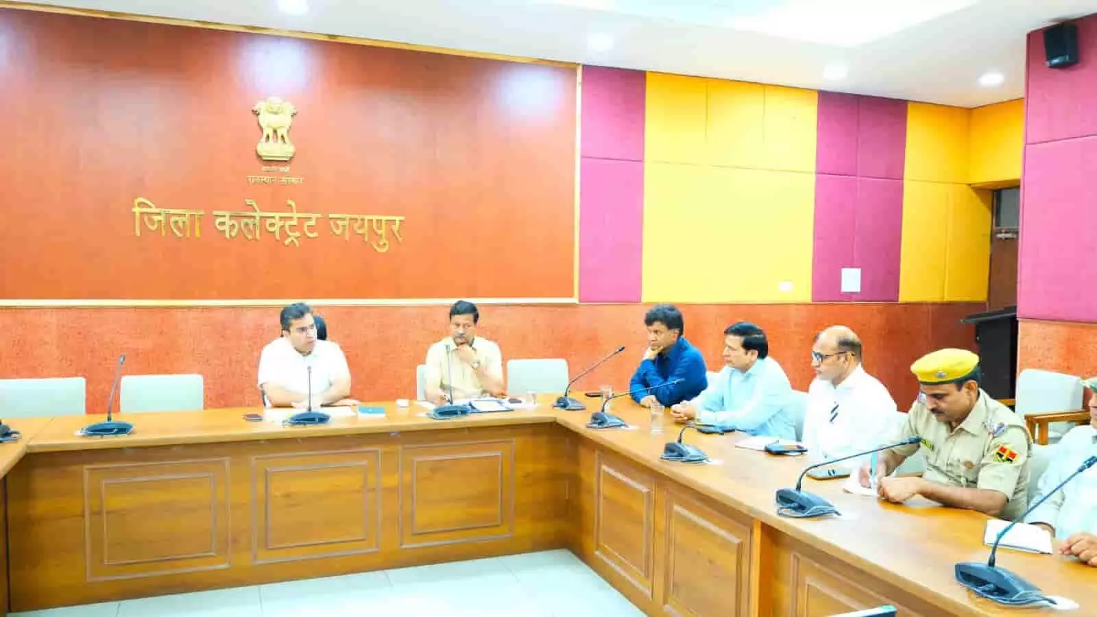 तस्वीर में जयपुर जिला कलक्ट्रेट सभागार में प्रशासनिक अधिकारियों की एक आधिकारिक बैठक आयोजित होती हुई दिख रही है। तस्वीर में जयपुर जिला कलक्ट्रेट सभागार में प्रशासनिक अधिकारियों की एक आधिकारिक बैठक आयोजित होती हुई दिख रही है।