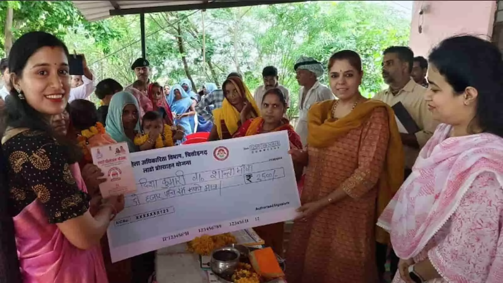 संभागीय आयुक्त प्रज्ञा केवलरमानी चित्तौड़गढ़ में सेवा शिविर में लाभार्थियों को चेक वितरित कर रही हैं। संभागीय आयुक्त प्रज्ञा केवलरमानी चित्तौड़गढ़ में सेवा शिविर में लाभार्थियों को चेक वितरित कर रही हैं।