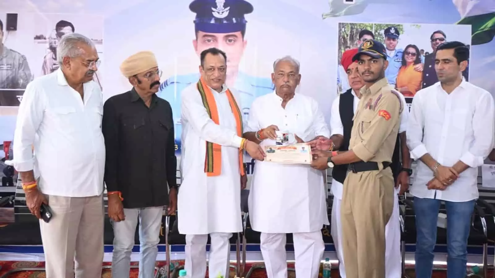 तस्वीर में कैबिनेट मंत्री और अन्य अतिथि खिवान्दी विद्यालय में एक युवक को प्रशस्ति पत्र देते हुए दिख रहे हैं। तस्वीर में कैबिनेट मंत्री और अन्य अतिथि खिवान्दी विद्यालय में एक युवक को प्रशस्ति पत्र देते हुए दिख रहे हैं।