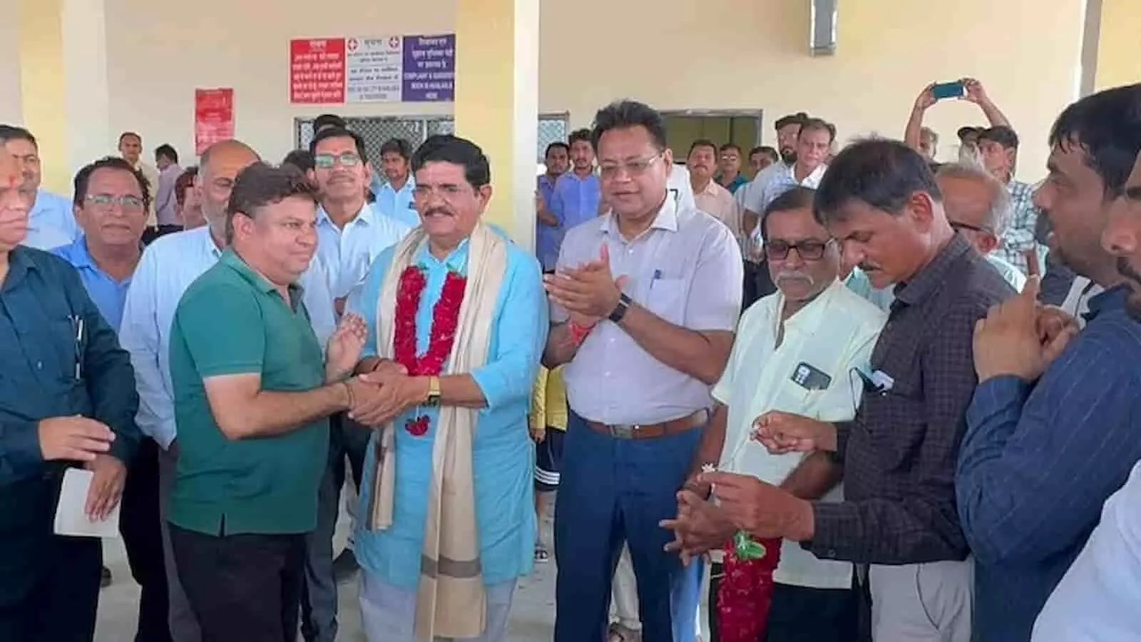 रेलवे स्टेशन परिसर में अधिकारियों और स्थानीय नागरिकों की उपस्थिति में एक व्यक्ति का स्वागत किया जा रहा है। रेलवे स्टेशन परिसर में अधिकारियों और स्थानीय नागरिकों की उपस्थिति में एक व्यक्ति का स्वागत किया जा रहा है।