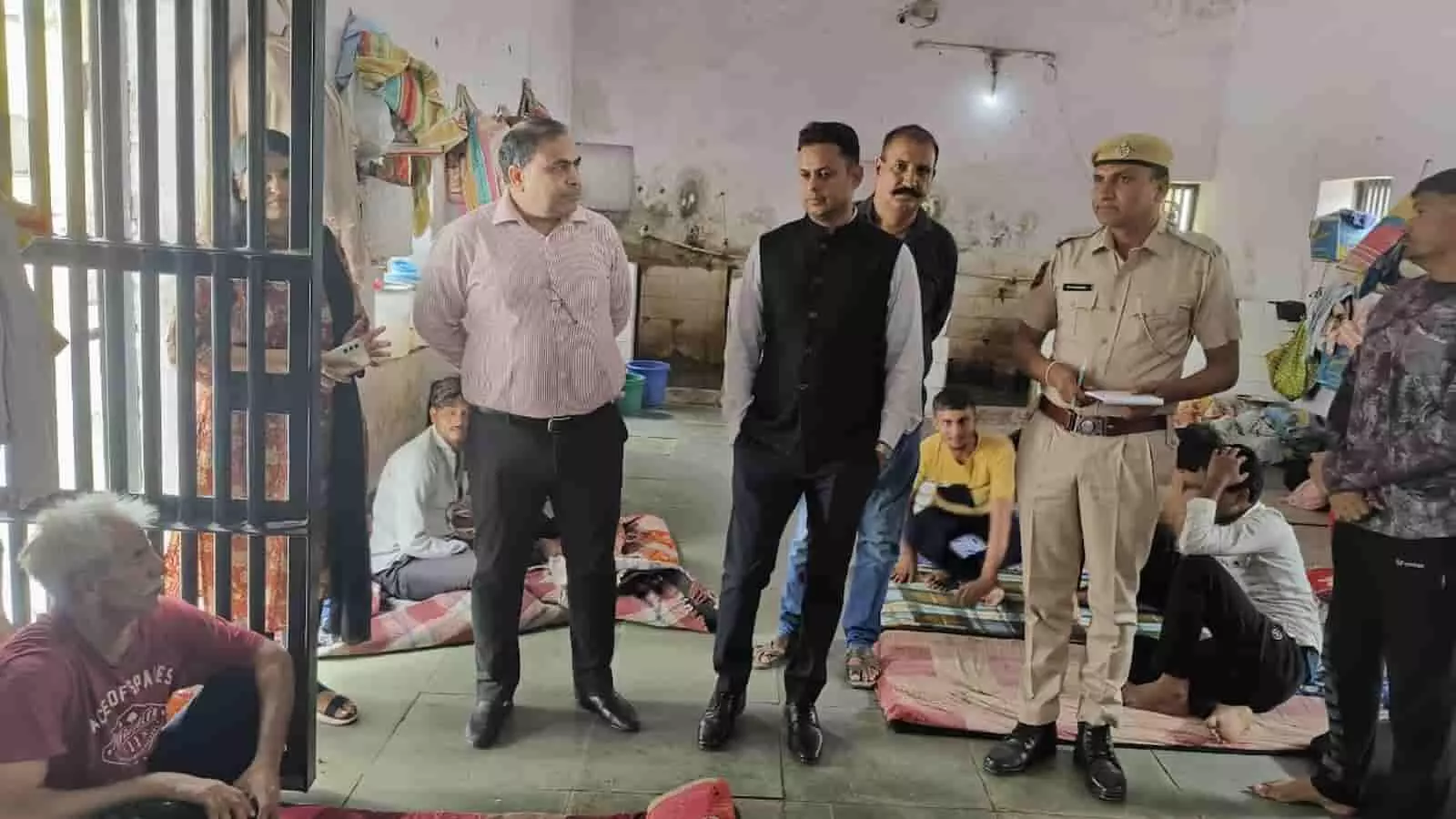 एक परिसर का निरीक्षण करते हुए प्रशासनिक अधिकारी और पुलिसकर्मी दिखाई दे रहे हैं। एक परिसर का निरीक्षण करते हुए प्रशासनिक अधिकारी और पुलिसकर्मी दिखाई दे रहे हैं।