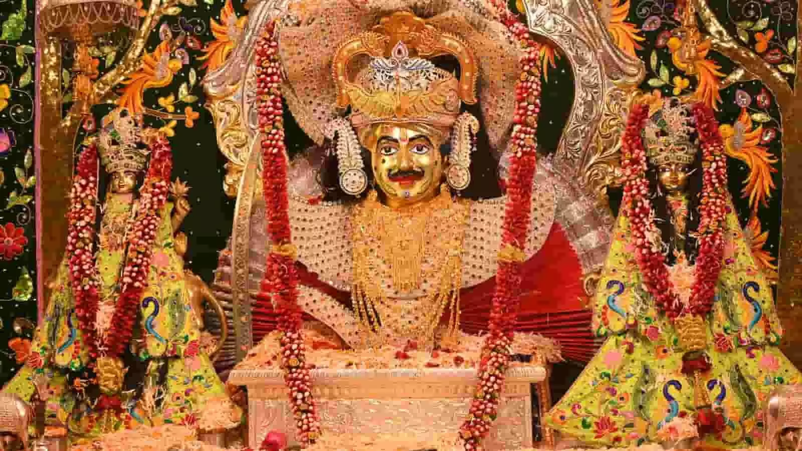 खाटू श्याम मंदिर के गर्भगृह में सुसज्जित श्याम बाबा की दिव्य प्रतिमा दिख रही है। खाटू श्याम मंदिर के गर्भगृह में सुसज्जित श्याम बाबा की दिव्य प्रतिमा दिख रही है।