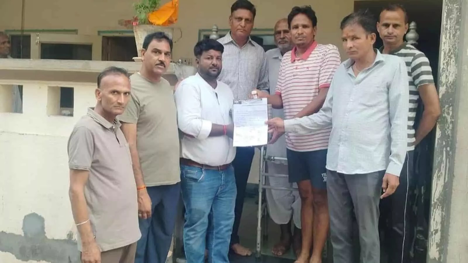 भीलवाड़ा में परिजन एक साथ खड़े होकर नेत्रदान का संकल्प पत्र दिखा रहे हैं। भीलवाड़ा में परिजन एक साथ खड़े होकर नेत्रदान का संकल्प पत्र दिखा रहे हैं।