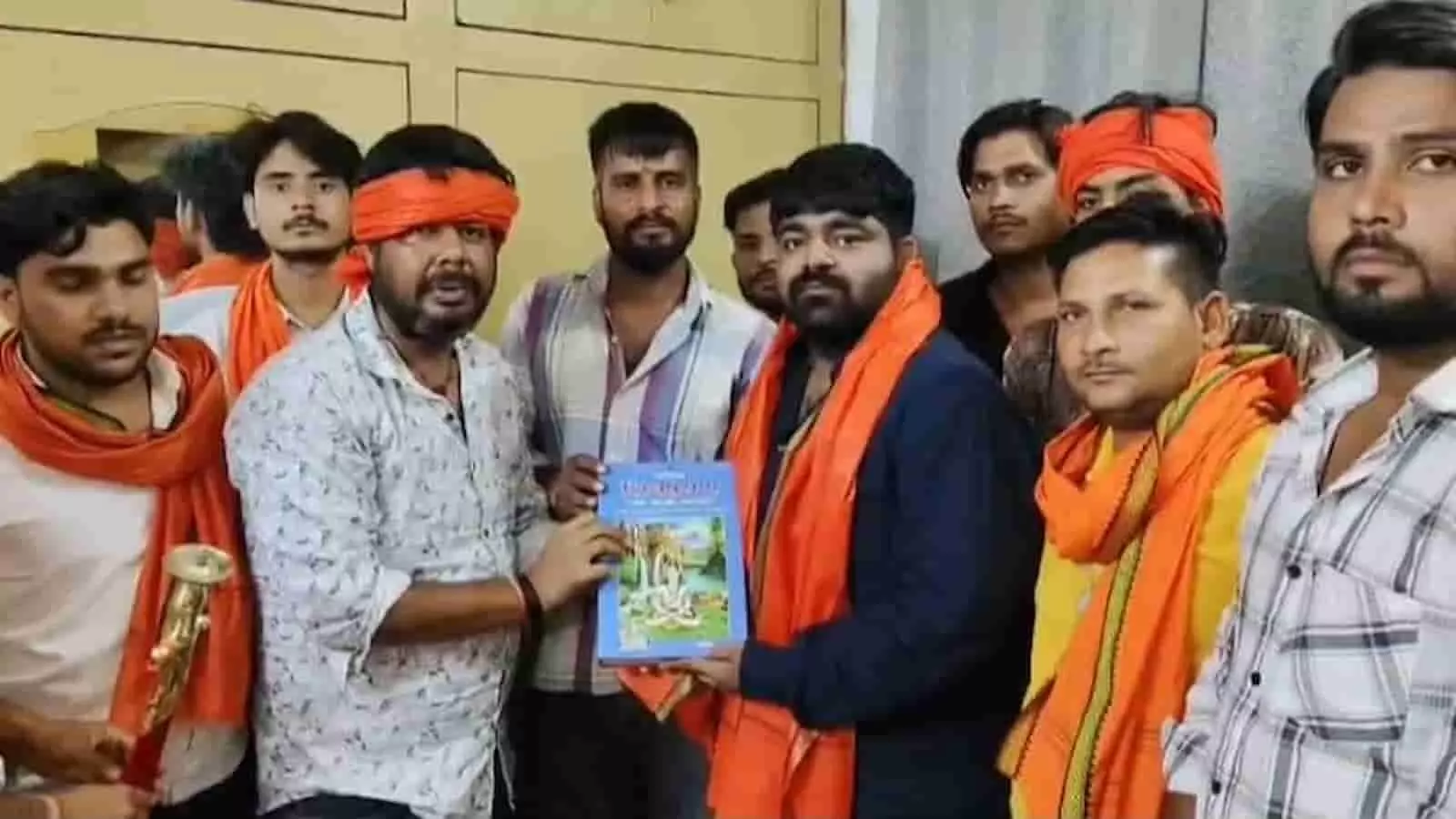 तस्वीर में कावड़ यात्रा समिति के कार्यकर्ता मोनू मानेसर को निमंत्रण देते हुए दिख रहे हैं। तस्वीर में कावड़ यात्रा समिति के कार्यकर्ता मोनू मानेसर को निमंत्रण देते हुए दिख रहे हैं।
