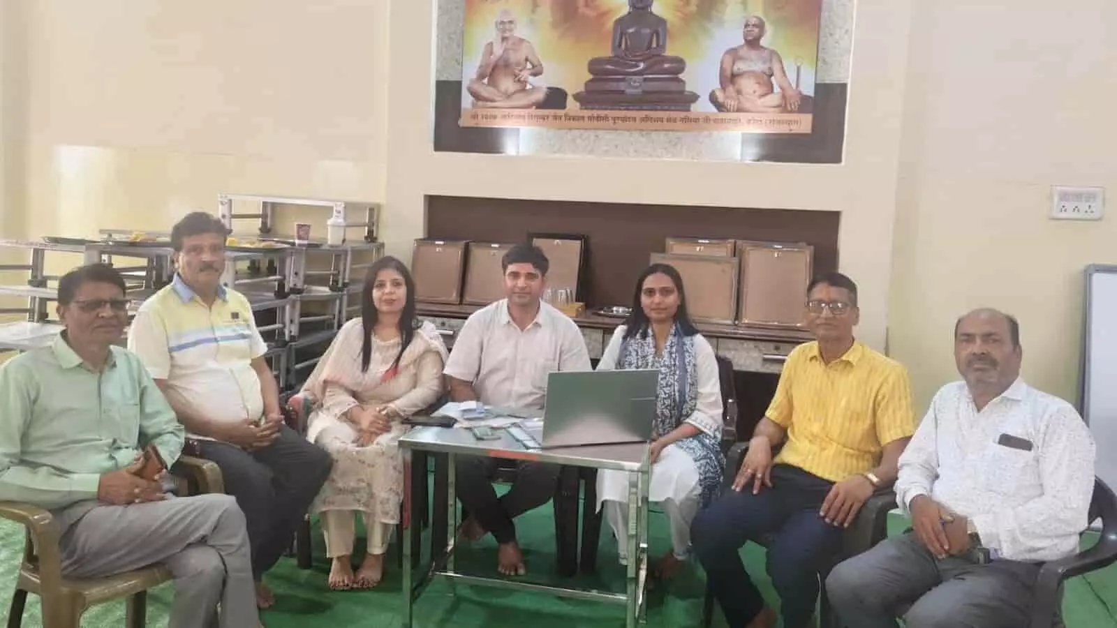 स्वास्थ्य विशेषज्ञ और सलाहकार कोटा के नासिया जी दादाबाड़ी में बैठक कर रहे हैं।