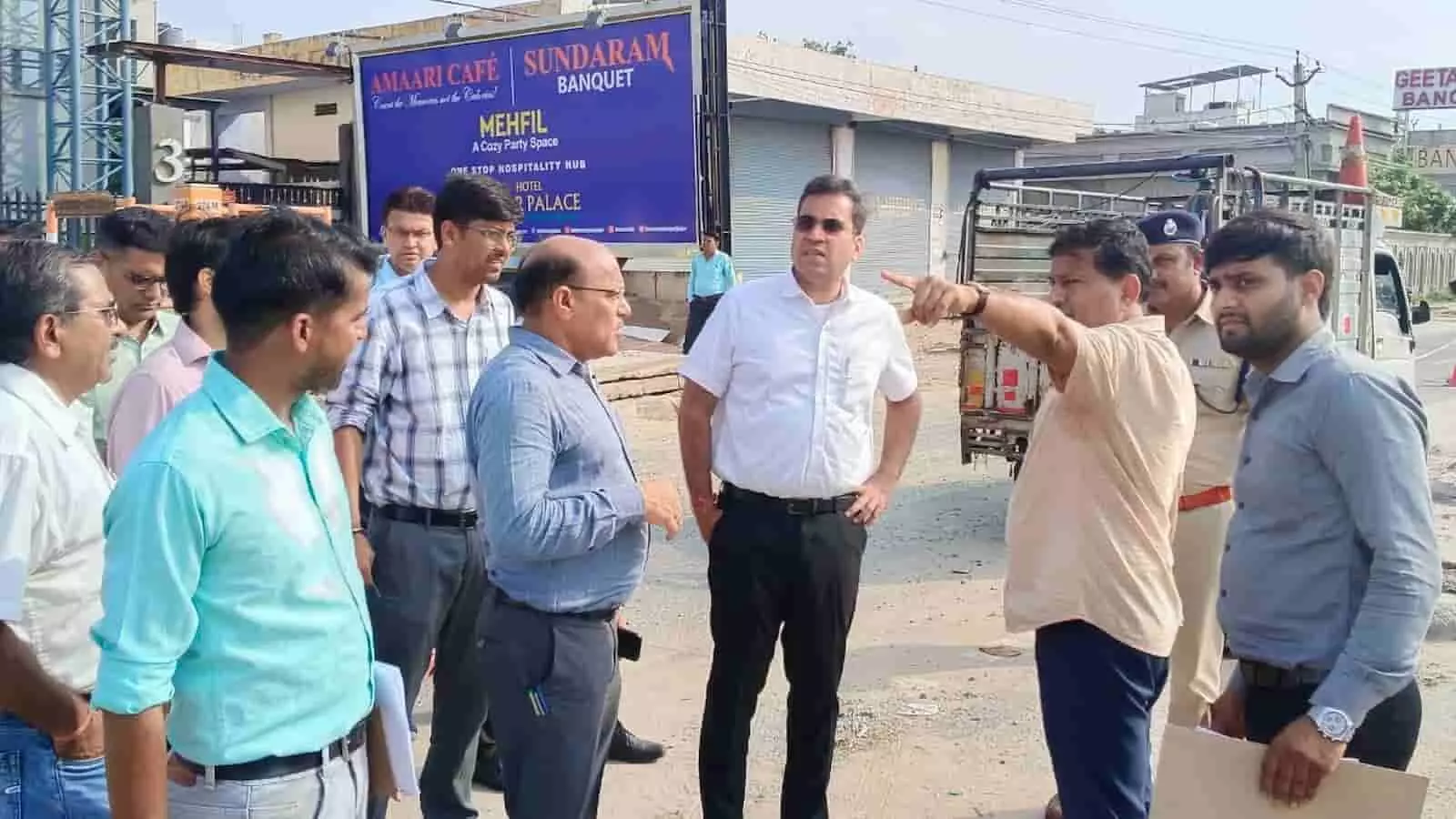सड़क किनारे खड़े होकर बातचीत करते अधिकारी और अन्य लोग स्थलीय निरीक्षण के संदर्भ में सड़क किनारे खड़े होकर बातचीत करते अधिकारी और अन्य लोग स्थलीय निरीक्षण के संदर्भ में