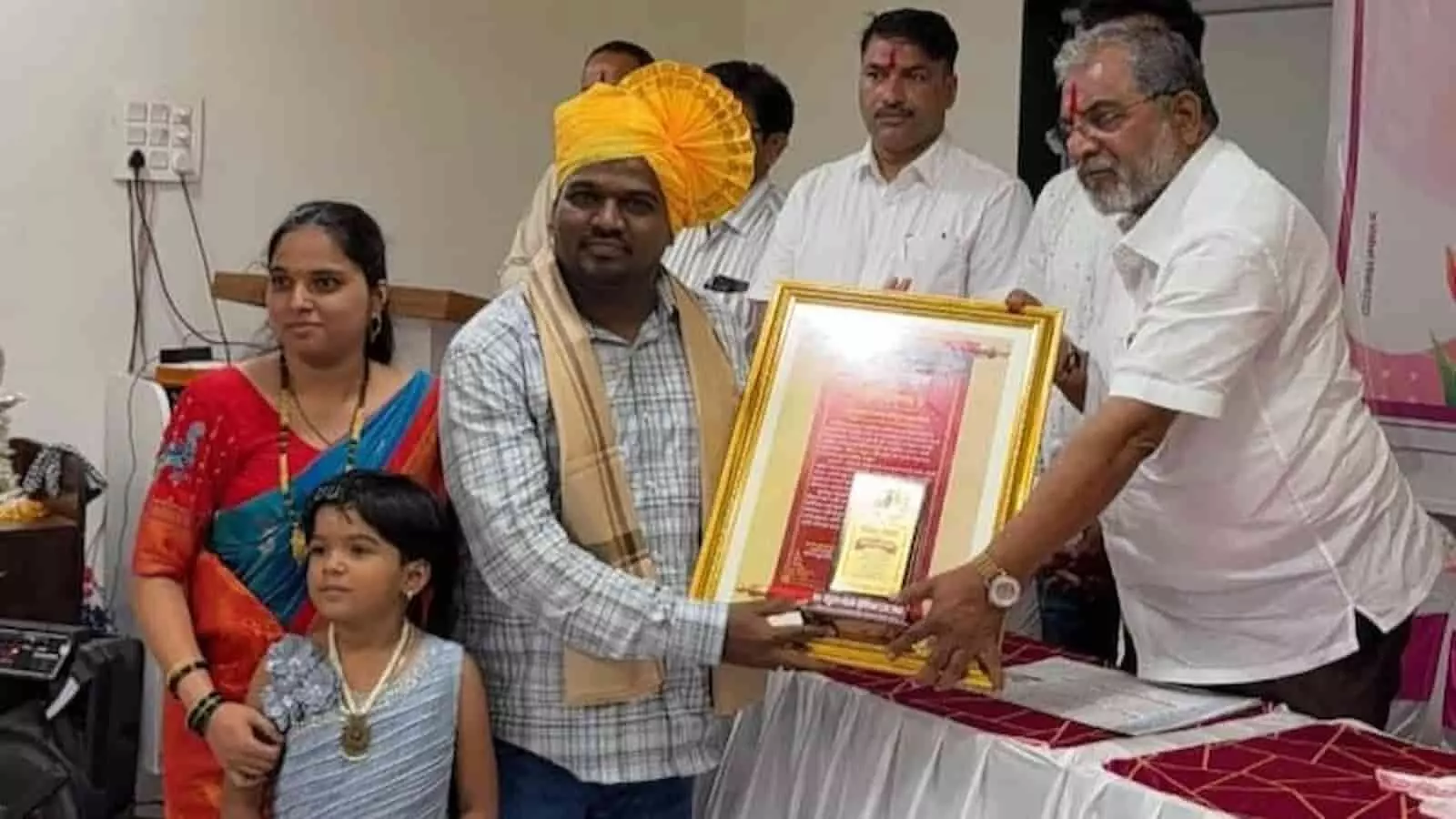 पूर्व सांसद राजू शेट्टी ट्रस्ट के सदस्यों को पुरस्कार प्रदान करते हुए दिख रहे हैं। पूर्व सांसद राजू शेट्टी ट्रस्ट के सदस्यों को पुरस्कार प्रदान करते हुए दिख रहे हैं।