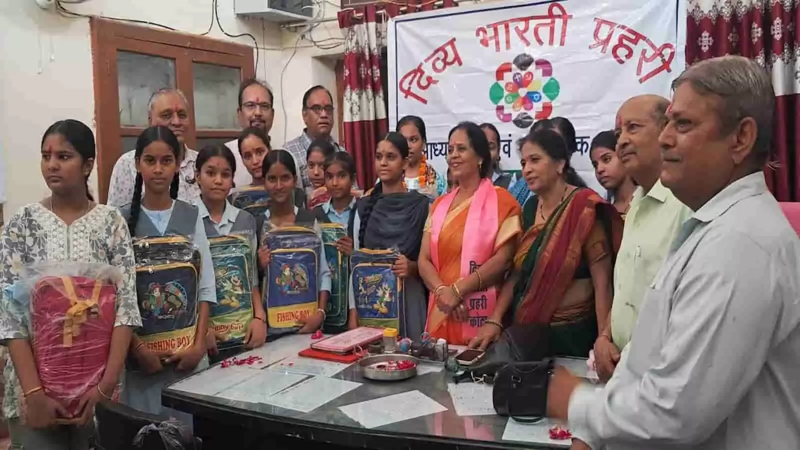 तस्वीर में छात्राएं और संगठन के पदाधिकारी विद्यालय परिसर में शिक्षण सहायता किट के साथ खड़े हैं। तस्वीर में छात्राएं और संगठन के पदाधिकारी विद्यालय परिसर में शिक्षण सहायता किट के साथ खड़े हैं।