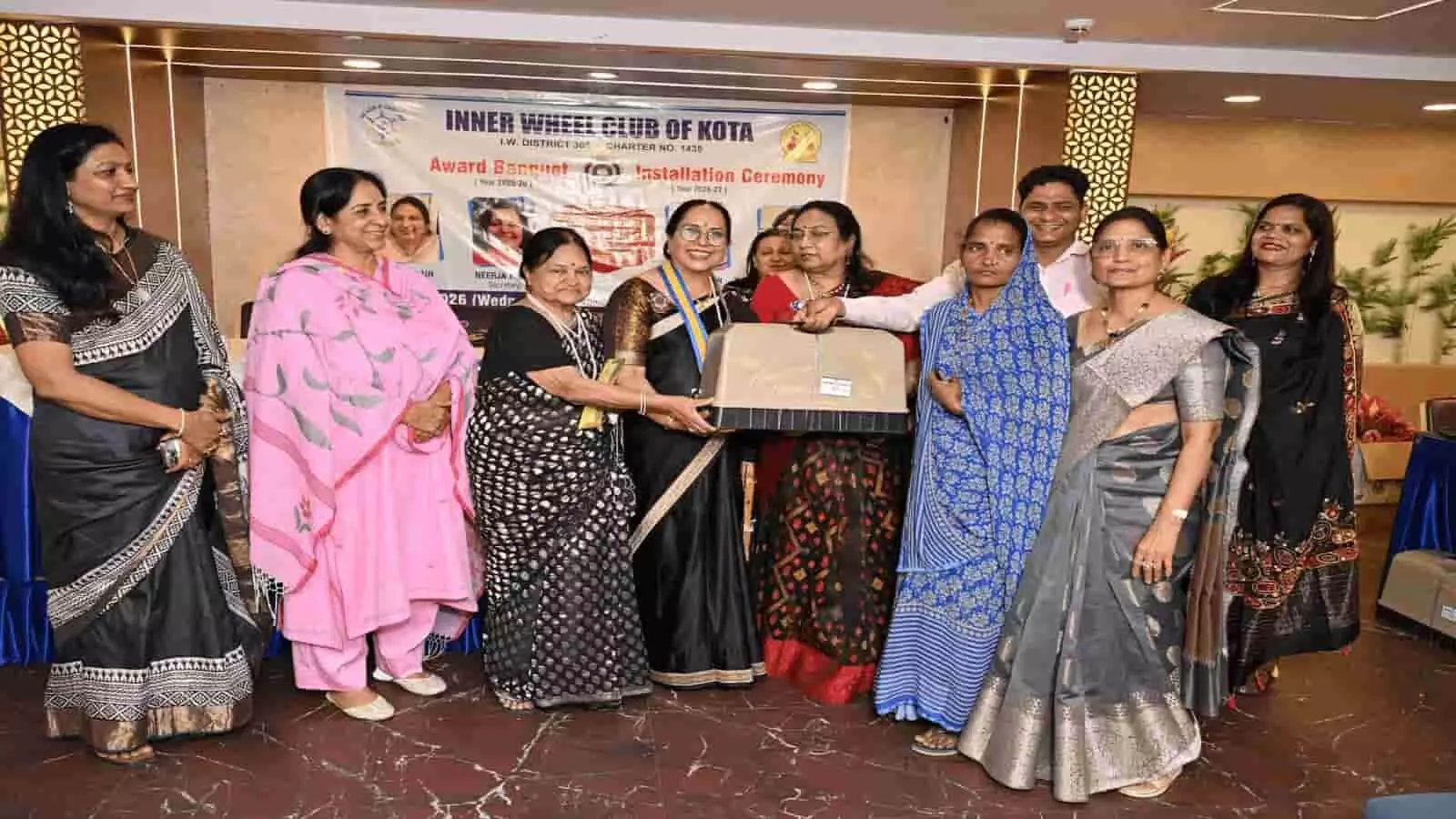 तस्वीर में क्लब सदस्य और पदाधिकारी समारोह स्थल पर उपकरण भेंट करते हुए दिखाई दे रहे हैं। तस्वीर में क्लब सदस्य और पदाधिकारी समारोह स्थल पर उपकरण भेंट करते हुए दिखाई दे रहे हैं।