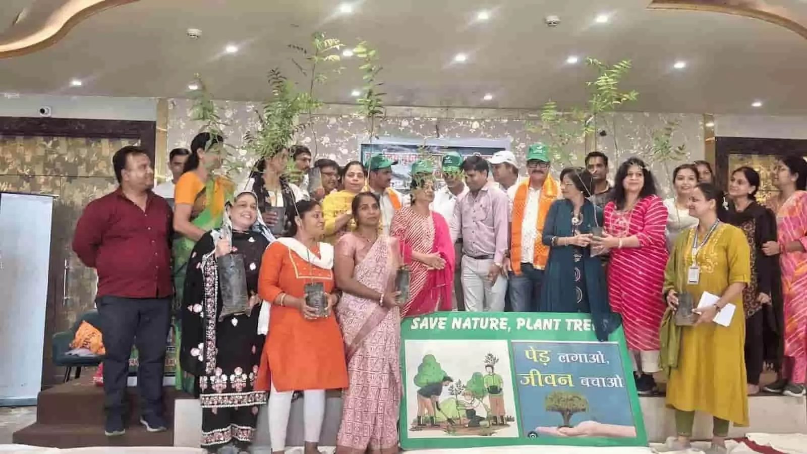 तस्वीर में मंच पर शिक्षक, अतिथि और प्रतिभागी पौधे लेकर समूह चित्र के दौरान दिखाई दे रहे हैं। तस्वीर में मंच पर शिक्षक, अतिथि और प्रतिभागी पौधे लेकर समूह चित्र के दौरान दिखाई दे रहे हैं।