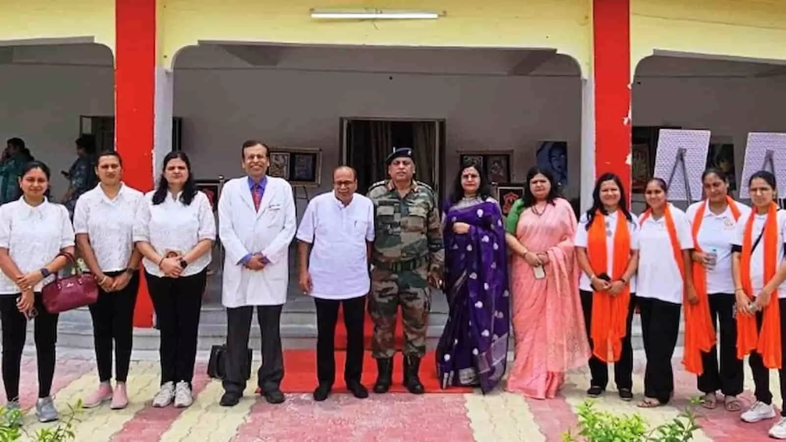 तस्वीर में डॉ. संजय सोनी, कर्नल शंभू शरण सिंह और अन्य सदस्य आर्मी पब्लिक स्कूल कोटा परिसर में समूह फोटो के दौरान दिखाई दे रहे हैं। तस्वीर में डॉ. संजय सोनी, कर्नल शंभू शरण सिंह और अन्य सदस्य आर्मी पब्लिक स्कूल कोटा परिसर में समूह फोटो के दौरान दिखाई दे रहे हैं।