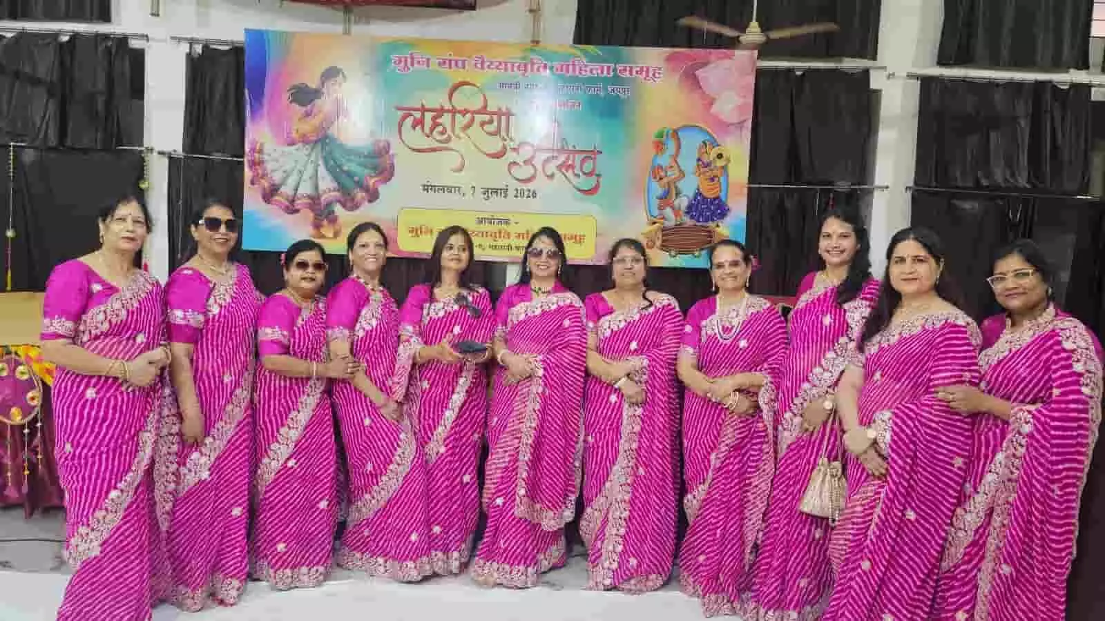 पारंपरिक गुलाबी लहरिया साड़ियों में महिलाएं जयपुर में आयोजित एक कार्यक्रम में खड़ी हैं। पारंपरिक गुलाबी लहरिया साड़ियों में महिलाएं जयपुर में आयोजित एक कार्यक्रम में खड़ी हैं।